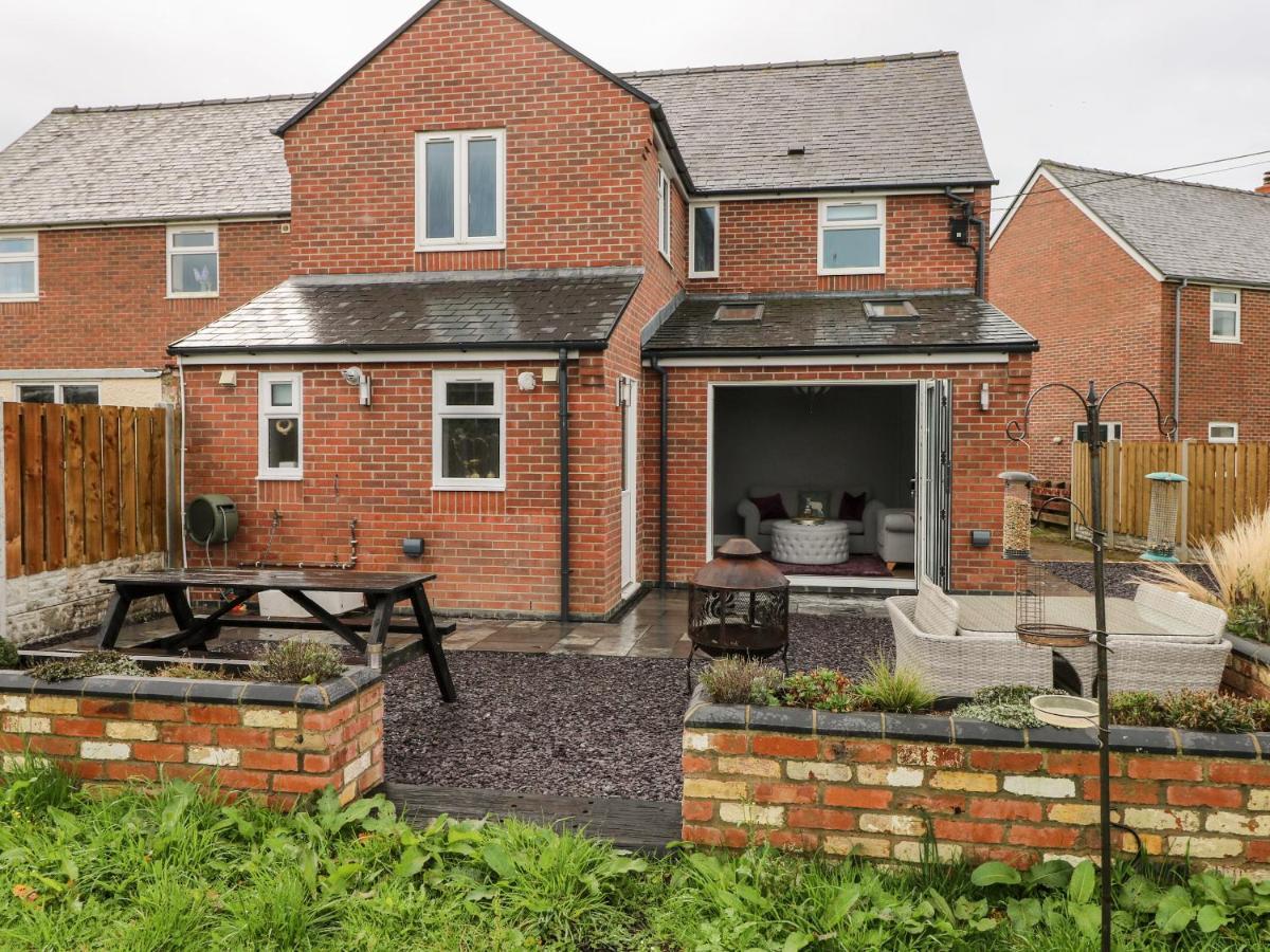 9 Pilgrims Way Villa Roch Exterior photo
