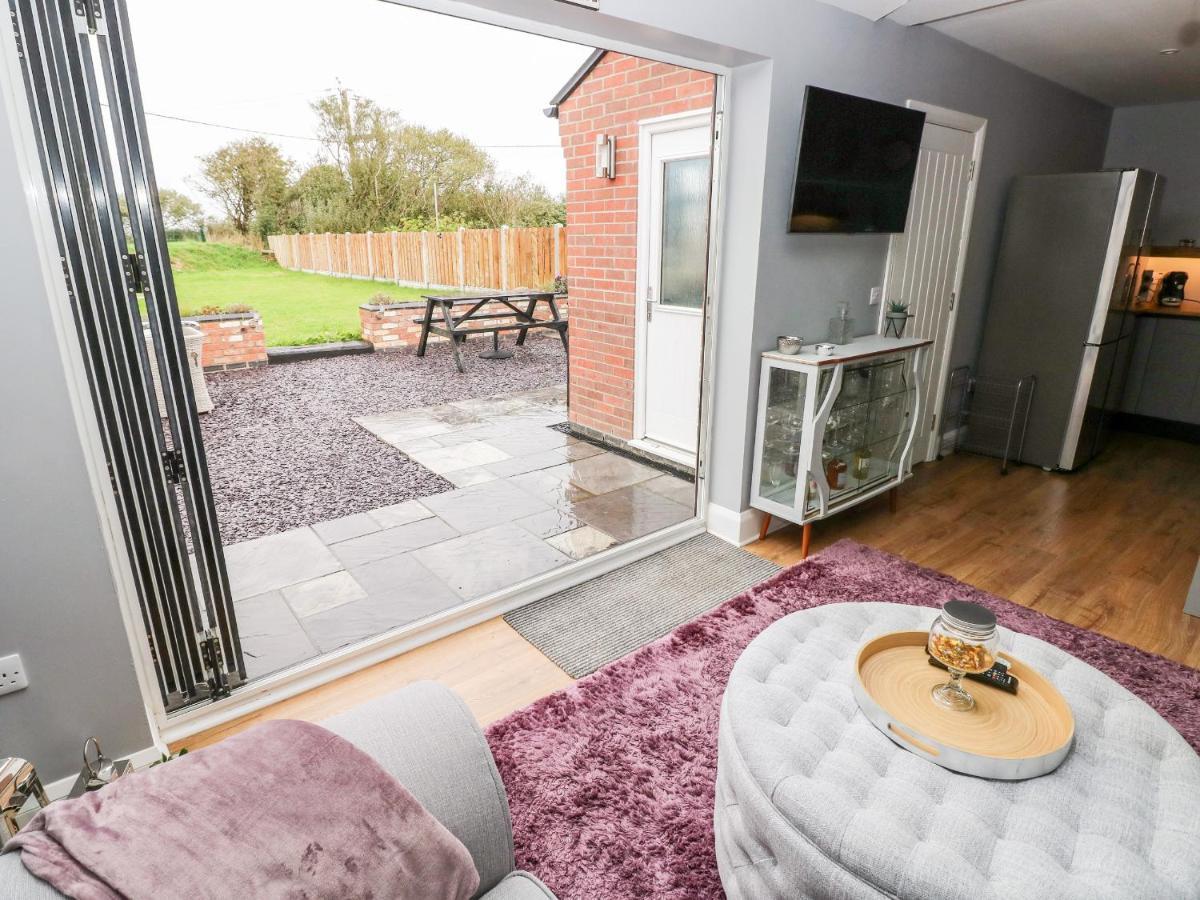 9 Pilgrims Way Villa Roch Exterior photo